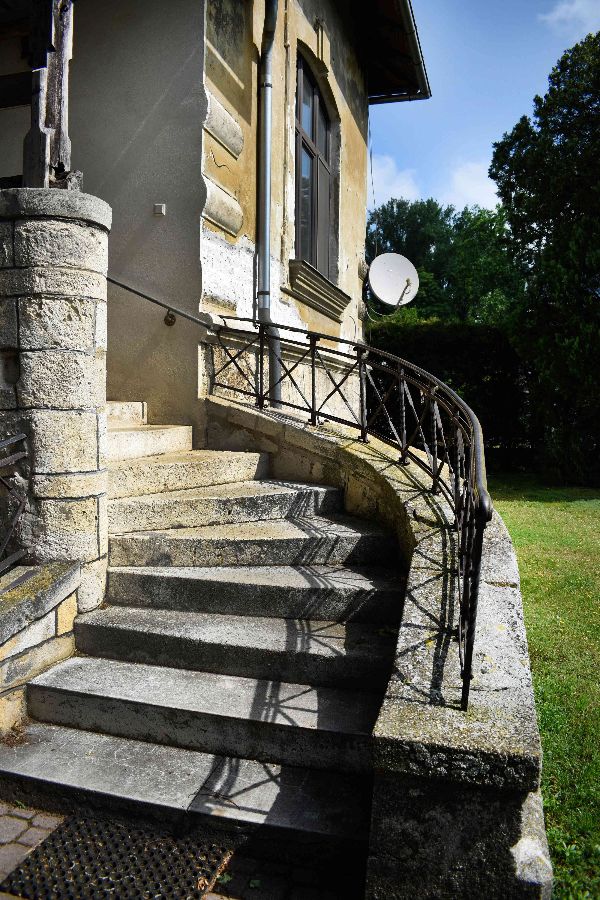 Villa Schreder in Gattendorf, Treppenaufgang vom Garten in die Villa