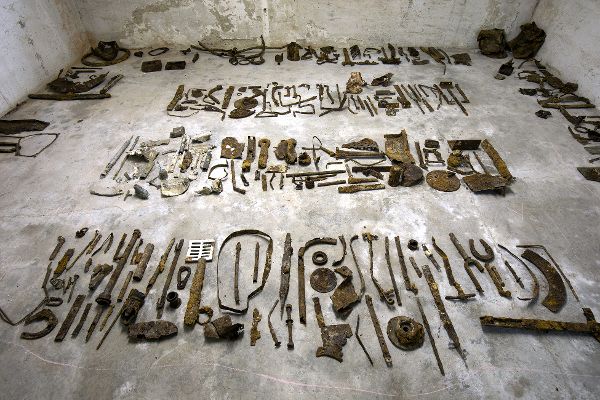 Foto von archäologischen Bodenfunden aus der Zeit der NS-Diktatur, gefunden auf dem Gelände der Kaserne Linz-Ebelsberg
