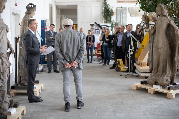 Hans Himmrichter und Präsident Christoph Bazil in der Steinhalle im Wiener Arsenal