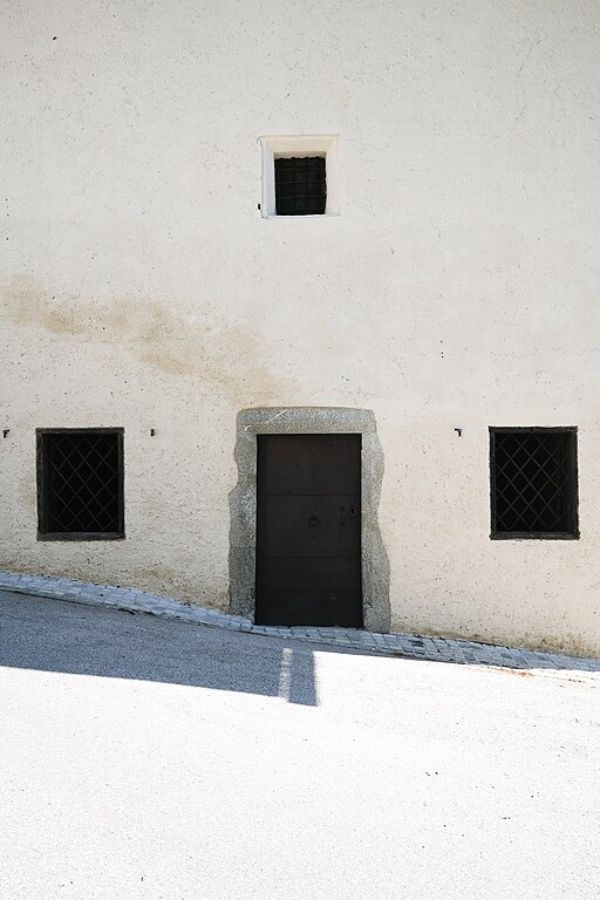 Mauer mit Tür und Fenster