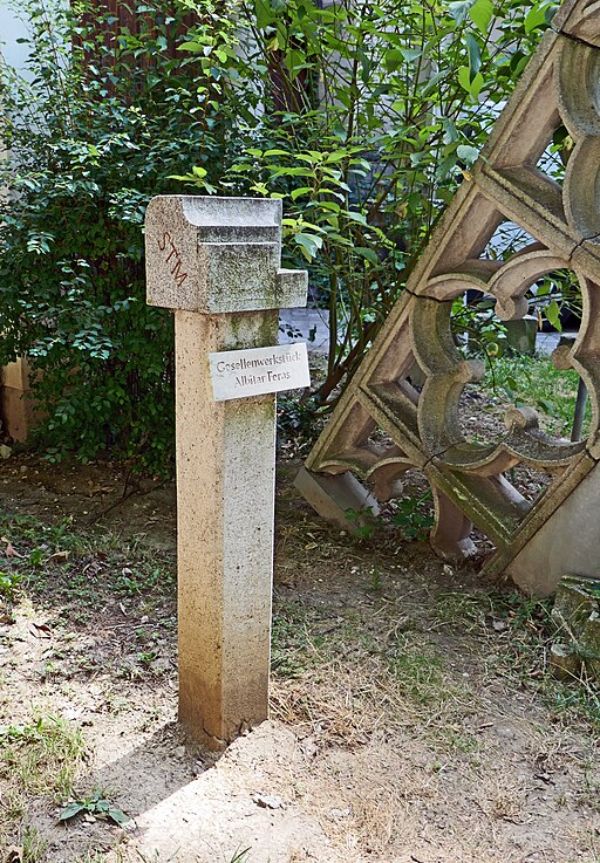 Ein Steinpfosten mit einem bearbeitetete Werkstück aus Stein