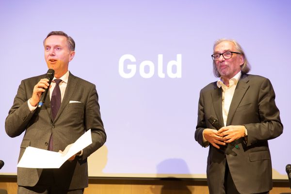 Präsident Christoph Bazil überreicht das Große Ehrenzeichen für Verdienste um die Republik Österreich an Friedrich Dahm