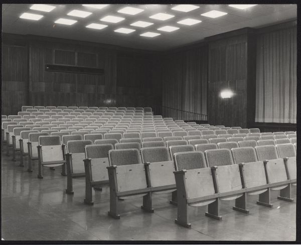 Schwarz-Weiß-Foto des alten Kinosaals im Naturhistorischen Museum Wien, 1976
