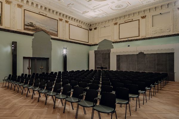Innenansicht des restaurierten Vortragssaales im Naturhistorischen Museum Wien