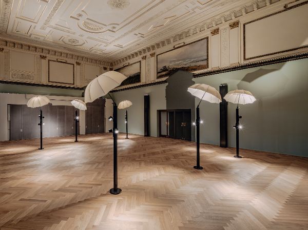 Vortragssaal im Naturhistorischen Museum Wien mit Stehlampen