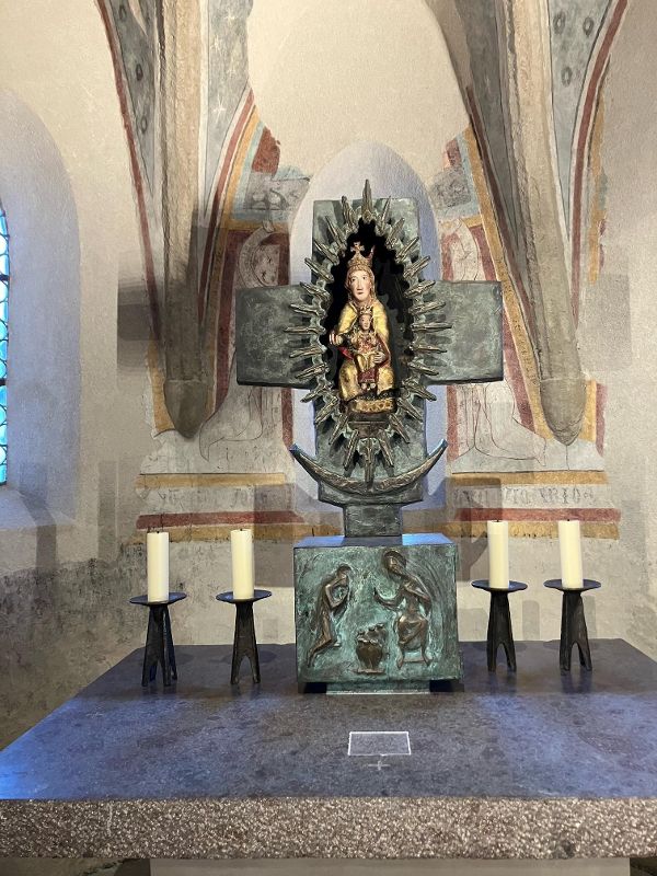 Darstellung einer mittelalterlichen Figur, Madonna mit Jesuskind auf ihrem Schoß