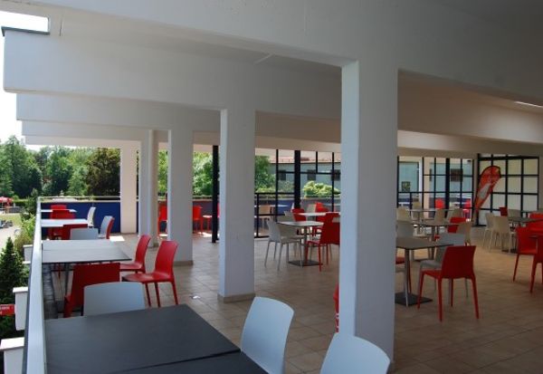 Parkbad in Ternitz, überdachte Terrasse des Buffets