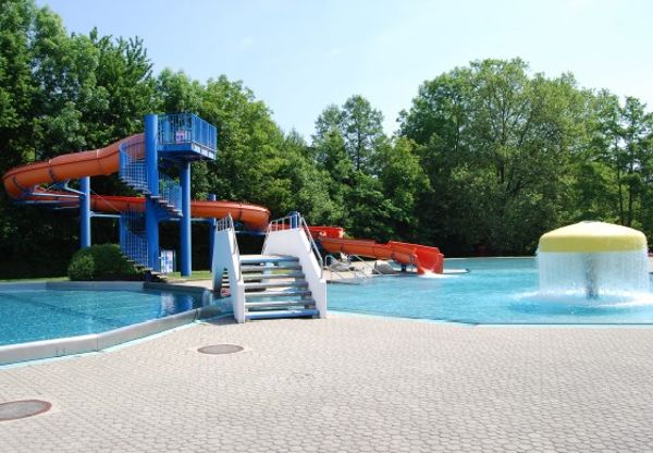 Parkbad in Ternitz, Erlebnisbecken mit Wasserrutsche