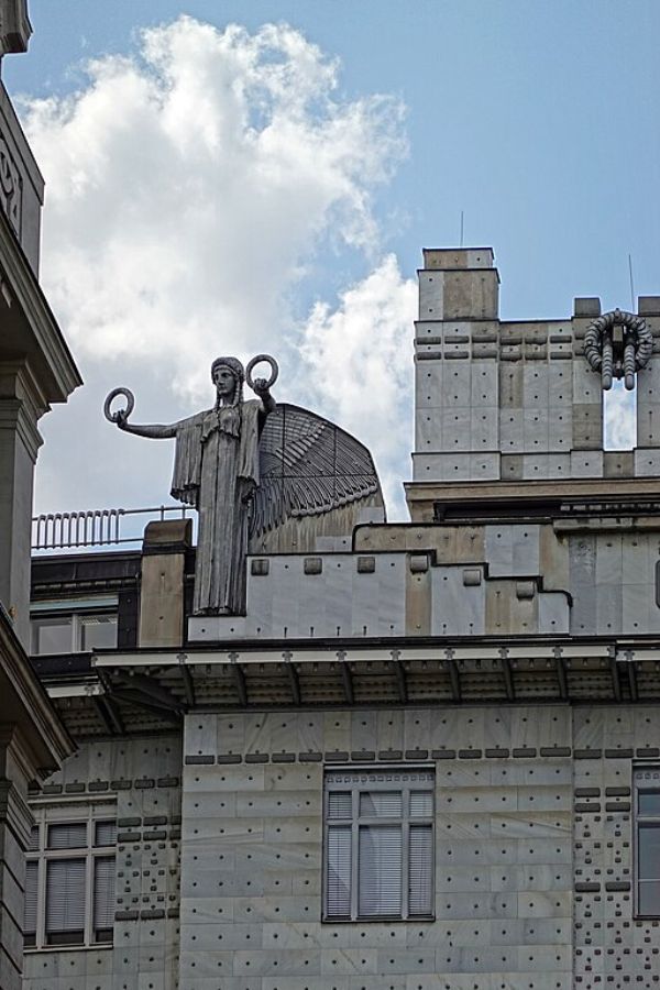 Wien, Gebäude der Postsparkassa von Otto Wagner, Dach, Engelskulptur
