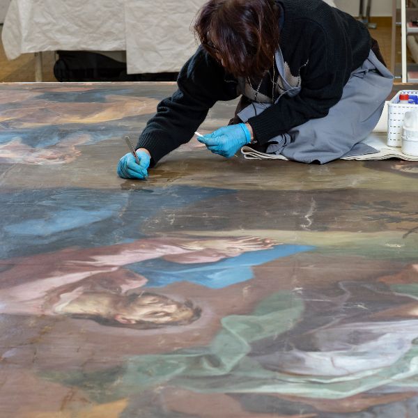 Eine Frau bearbeitet ein Bild