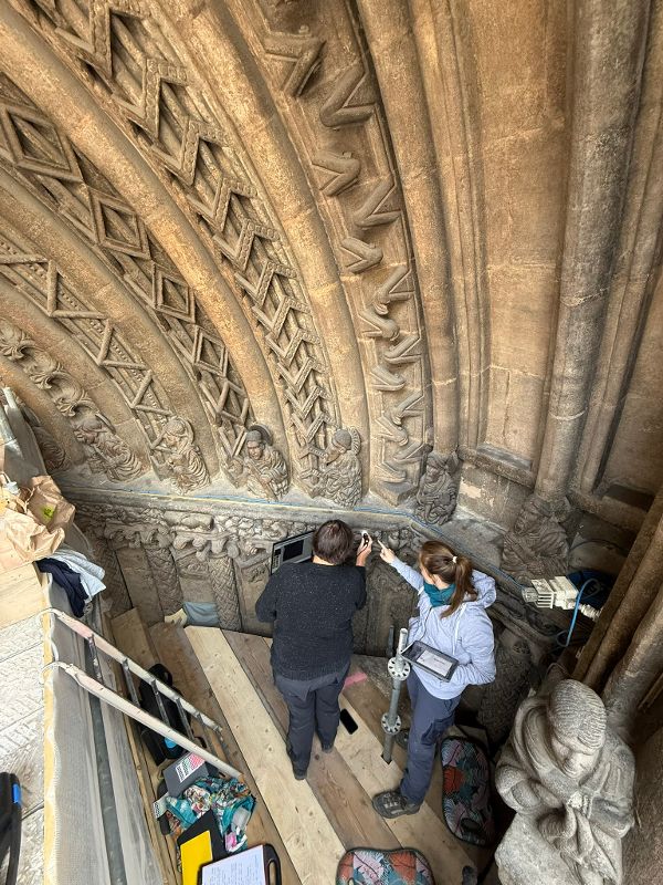 Die Restauratorinnen Susanne Leiner und Anna Tupy bei der Arbeit am Riesentor des Stephansdomes