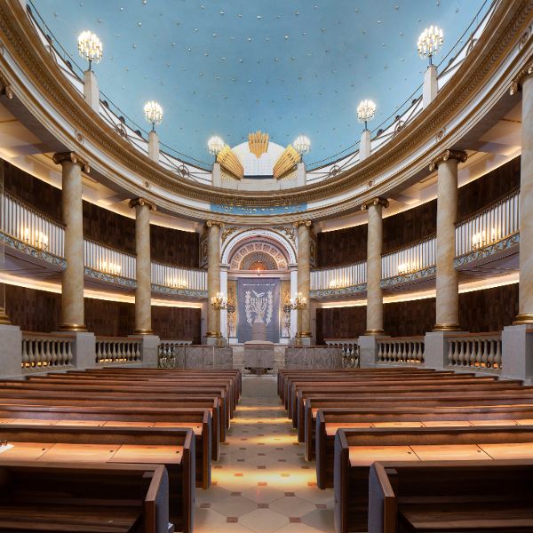 Der Wiener Stadttempel nach Restaurierung. Blick in die restaurierte Synagoge mit wiederhergestelltem Steinboden und neuen Stuhlreihen.
