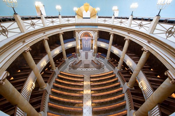 Der Wiener Stadttempel nach Restaurierung. Blick von der Galerie in die restaurierte Synagoge mit wiederhergestelltem Steinboden und neuen Stuhlreihen.