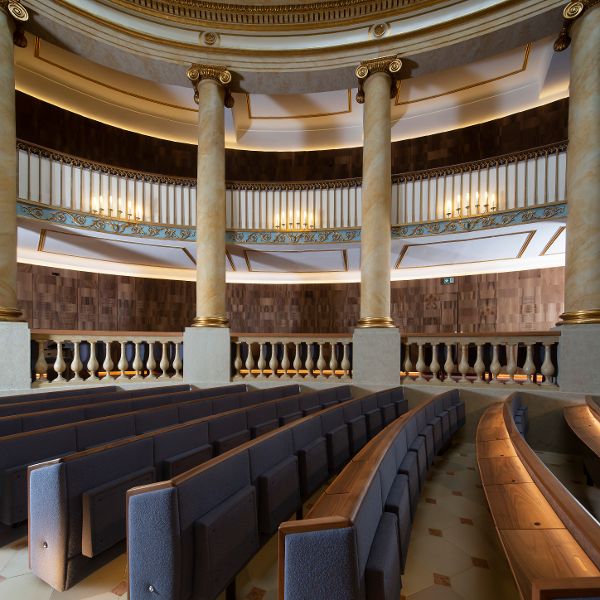 Der Wiener Stadttempel nach Restaurierung. Seitlicher Blick auf den wiederhergestellten Steinboden und die neuen Stuhlreihen im Parterre der Synagoge.
