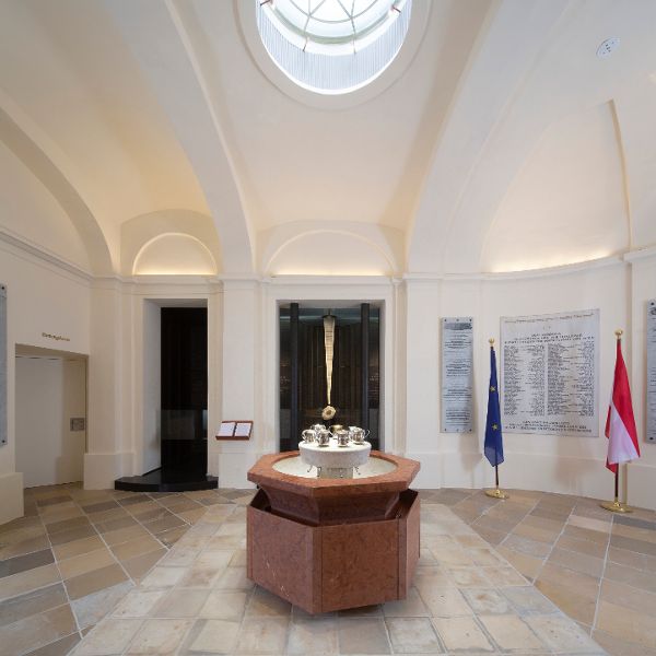 Der Wiener Stadttempel nach Restaurierung. Die Vorhalle mit dem neuen rituellen Brunnen.