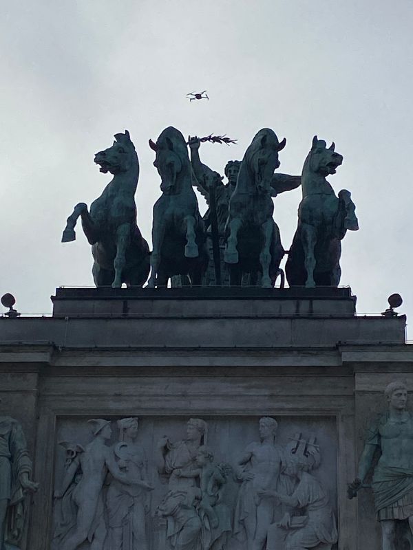 Drohne vor der Quadriga auf dem Dach des Parlaments