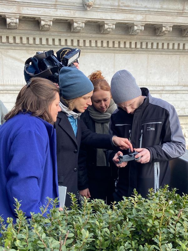 drei Frauen und ein Mann betrachten gemeinsam das Steuerungsmodul einer Drohne
