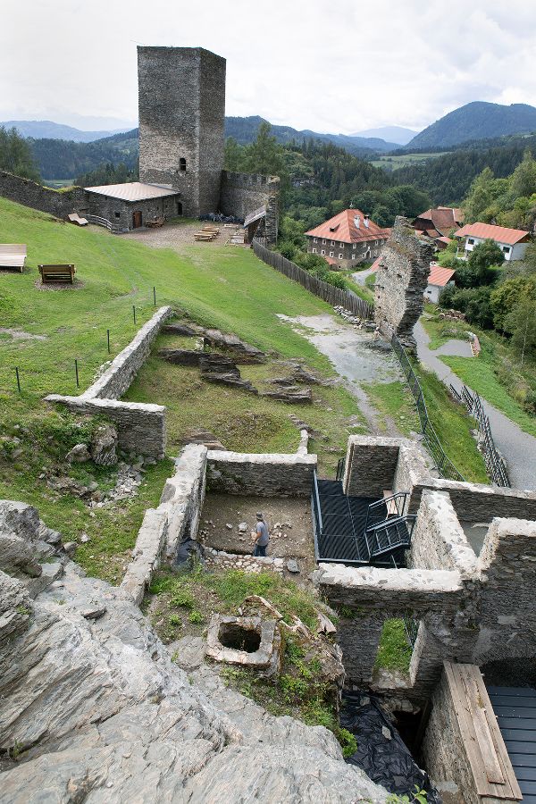 Blick auf die Überreste einer Burganlage