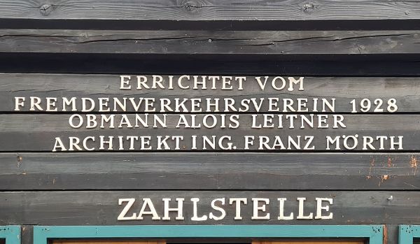 Inschrift am Badehaus in Mattsee über die Errichtung des Gebäudes aus dem Jahr 1928