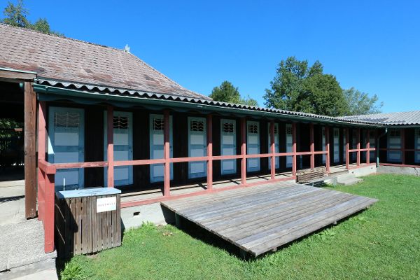 Blick auf die hölzernen Kabinentüren im Strandbad in Mattsee