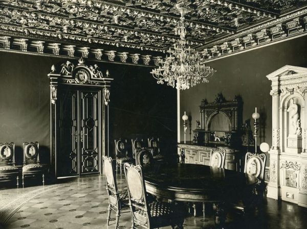 schwarz-weiß Bild eines historischen Speisezimmers