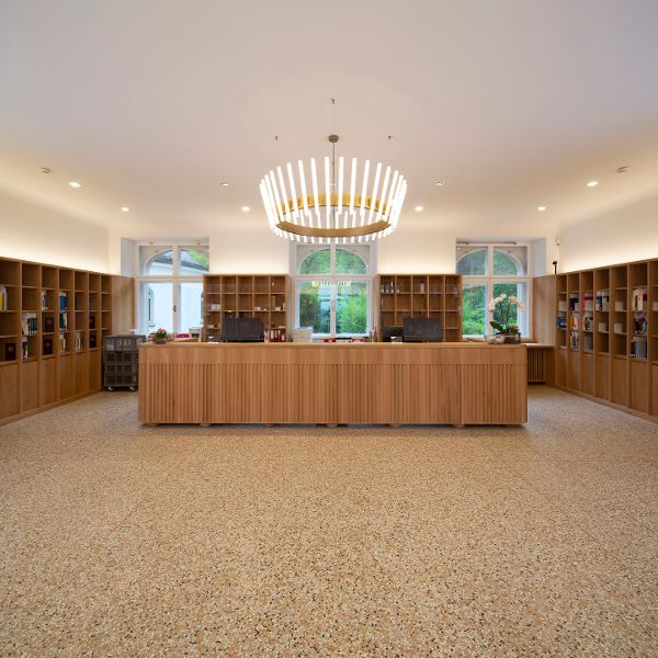 Blick in den Empfangsbereich der Vorarlberger Landesbibliothek in Bregenz