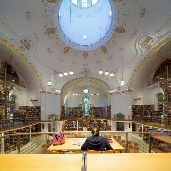 Vorarlberger Landesbibliothek in Bregenz, Innenansicht des Kuppelsaals des ehemaligen Kirchenbaus