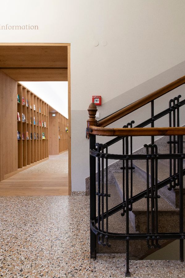 Vorarlberger Landesbibliothek in Bregenz, historisches Treppengeländer im Stiegenhaus