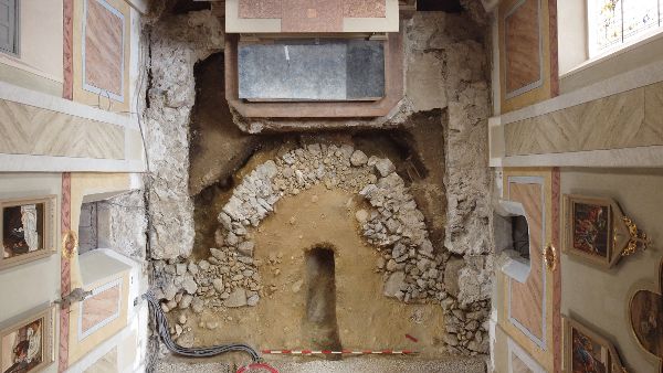 Pfarrkirche Arzl im Pitztal, Blick von oben in das Presbyterium auf die romanische Apsis