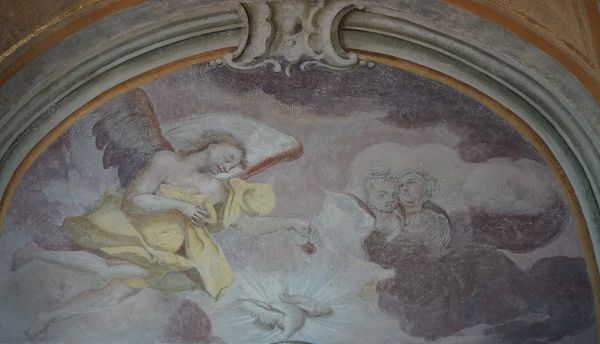 Pfarrkirche Arzl im Pitztal - Wandbild an der Südwand des Presbyteriums mit der Darstellung eines schwebenden Engels mit Rose, zwei Putten und einer Heilig-Geist-Taube