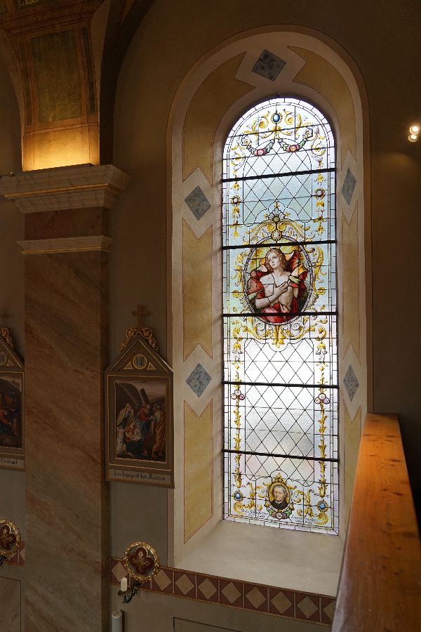 Pfarrkirche Arzl im Pitztal - Glasfenster der Tiroler Glasmalereianstalt im Langhaus. Zustand nach der Restaurierung.