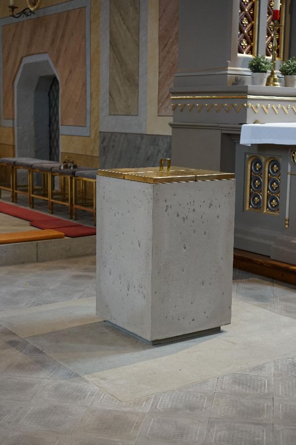 Pfarrkirche Arzl im Pitztal - Der neu gestaltete Taufstein mit schlichtem Messingdeckel