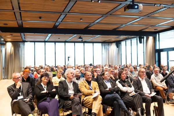 Publikum im Vortragssaal des Wien Museums beim Fachgespräch "baukulturelle Transformation"
