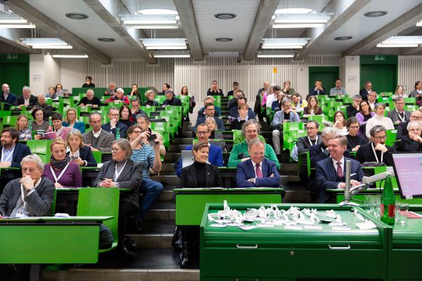 Fachgespräch: Zwischen Alt und Anders, Blick in den gefüllten Hörsaal der Privaten Pädagogischen Hochschule der Diözese Linz