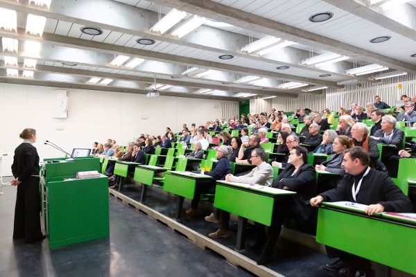 Fachgespräch: Zwischen Alt und Anders. 24. und 25. November 2025, Blick in den gut gefüllten Hörsaal der Privaten Pädagogischen Hochschule der Diözese Linz