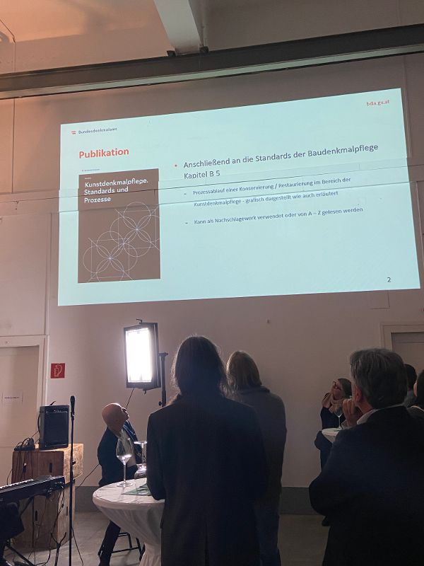 eine Präsentation wird mittels Beamer auf eine Wand projiziert