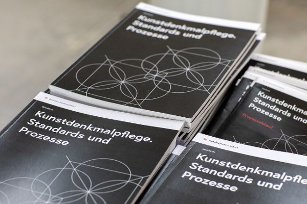 ein Stapel der Publikation "Kunstdenkmalpflege. Standards und Prozesse"
