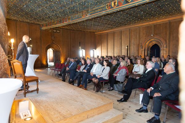 Blick ins Publikum bei der Buchpräsentation "Salzburgsburgen" im Goldenen Saal der Fürstenzimmer auf der Festung Hohensalzburg