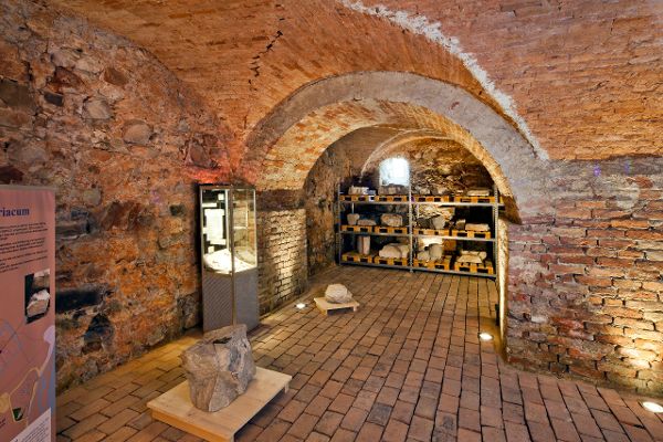 Innenansicht des Schaudepots im Archäologiezentrum Mauerbach