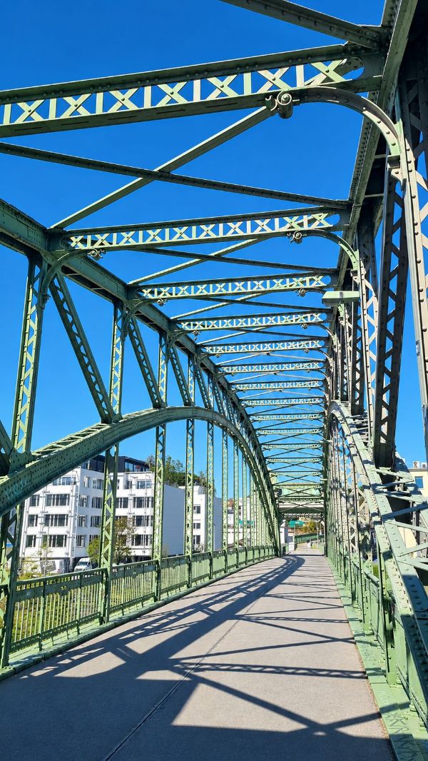 Blick auf eine Eisenbrücke mit gründer Färbung, Döblinger Steg in Wien
