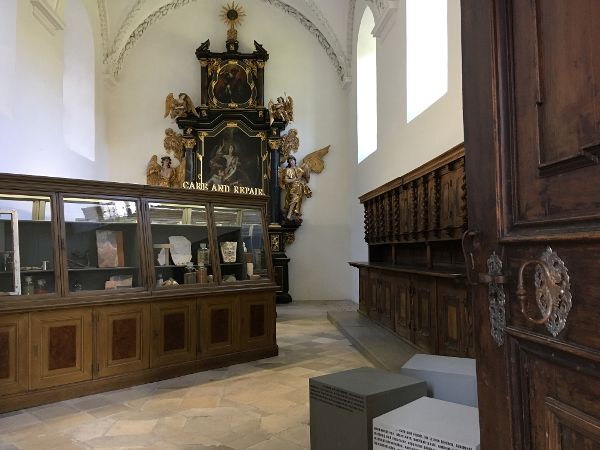 Blick in einen Ausstellungsraum mit verschiedenen Vitrinen