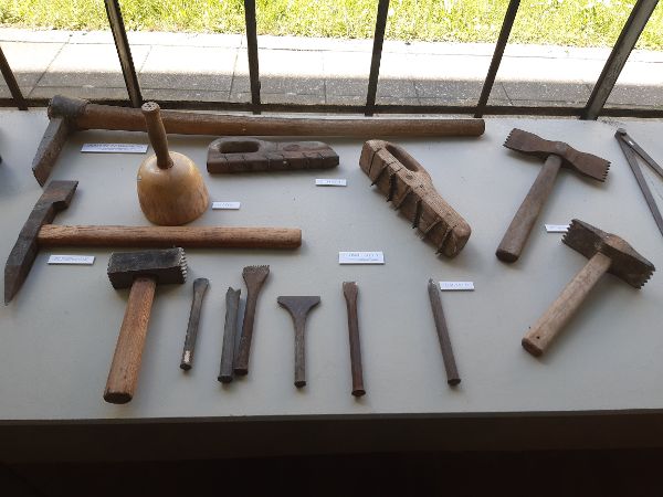 verschiedene Werkzeuge zur Bearbeitung von Stein in der Kartause Mauerbach
