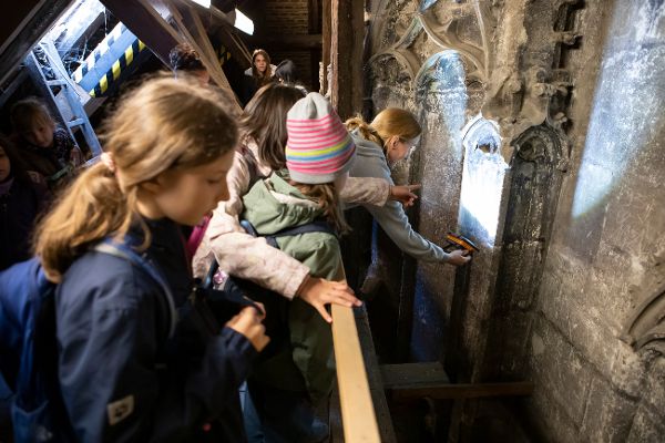 Kinder schauen auf eine Wand