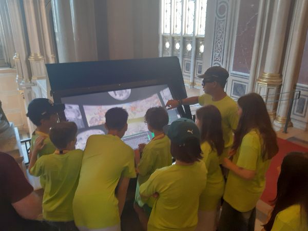 Kinder vor einem Touchscreen