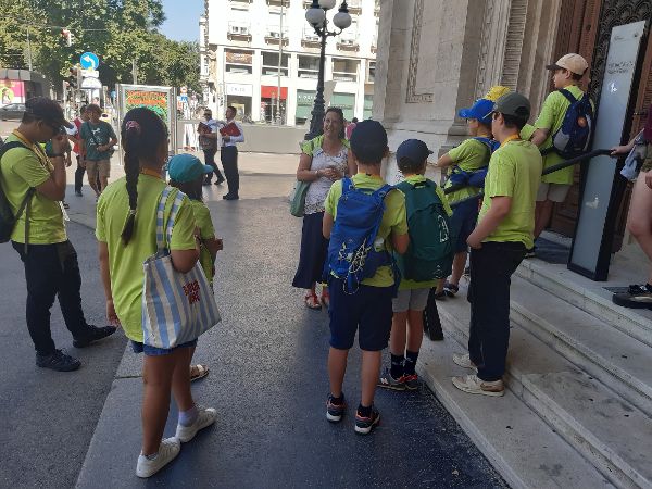 Kindergruppe hört einer Frau zu, die die Ringstraße in Wien erklärt