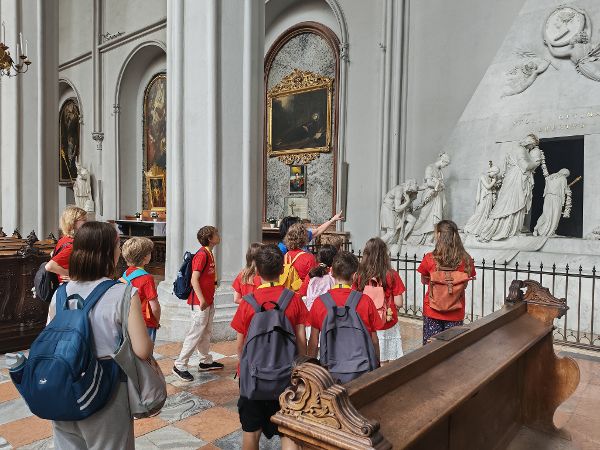 Kinder stehen vor dem Grabdenkmal für Erzherzogin Marie Christine in der Augustinerkirche