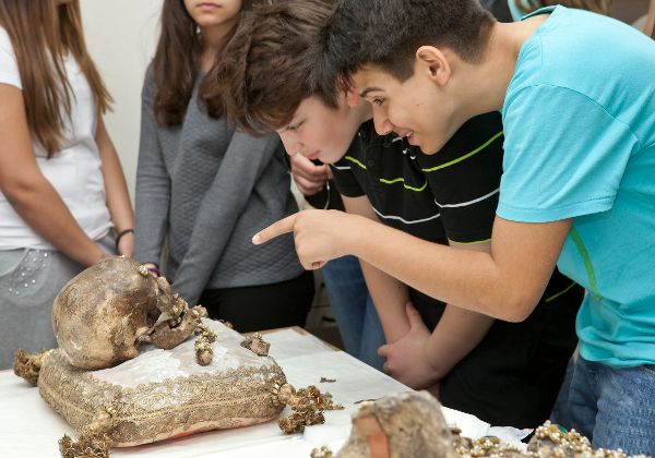 zwei Jungen schauen einen Totenkopf an