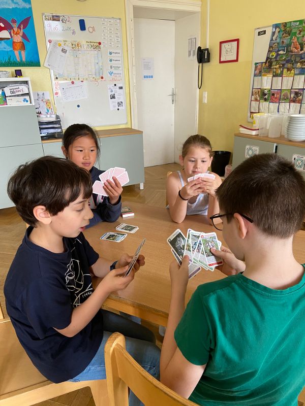 Kinder spielen ein Kartenspiel