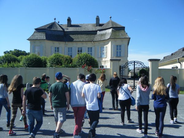 Eine Menschengruppe geht zu einem Schloss