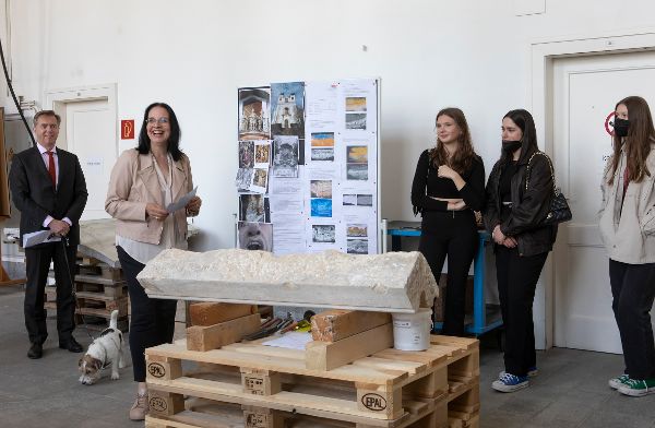 eine Frau hält eine Rede